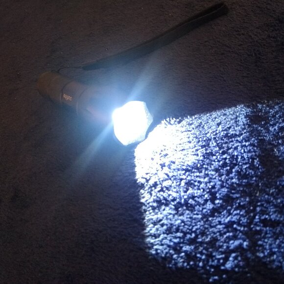 Black Outlite Flashlight - excellent condition - Picture 4 of 10